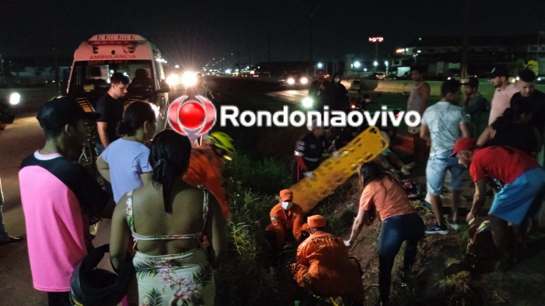 GRAVIDADE: Mulher em moto vai parar em vala após atropelar ciclista na BR-364