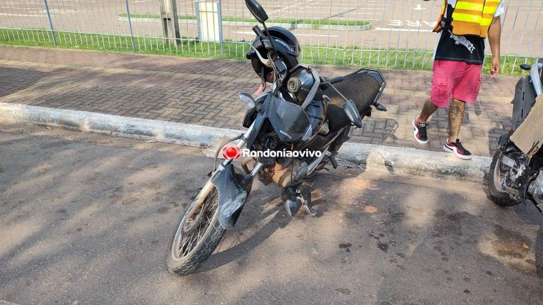 DOIS ACIDENTES: Motociclista fica em estado grave após bater em carro e árvore