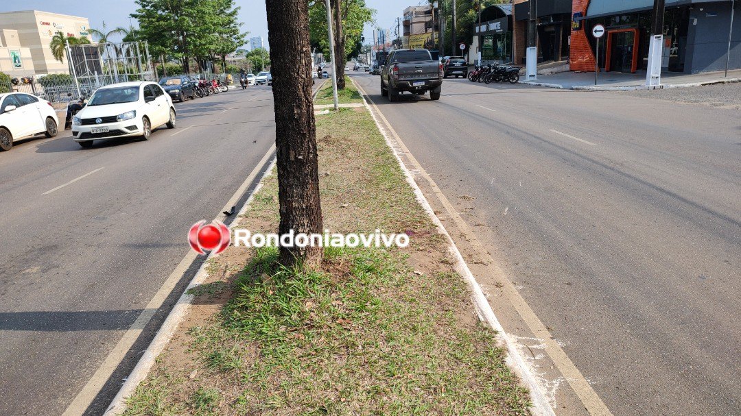 DOIS ACIDENTES: Motociclista fica em estado grave após bater em carro e árvore