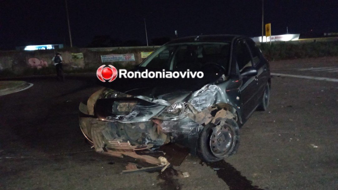 CAPOTAMENTO: Carro vai parar em pátio de posto de combustíveis após acidente em rotatória 