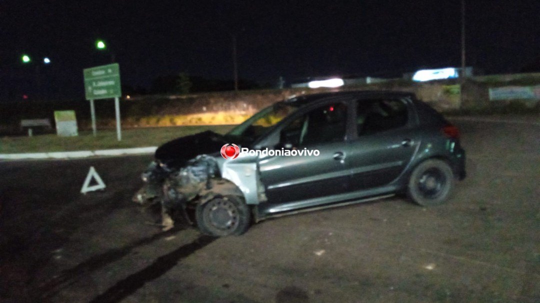 CAPOTAMENTO: Carro vai parar em pátio de posto de combustíveis após acidente em rotatória 