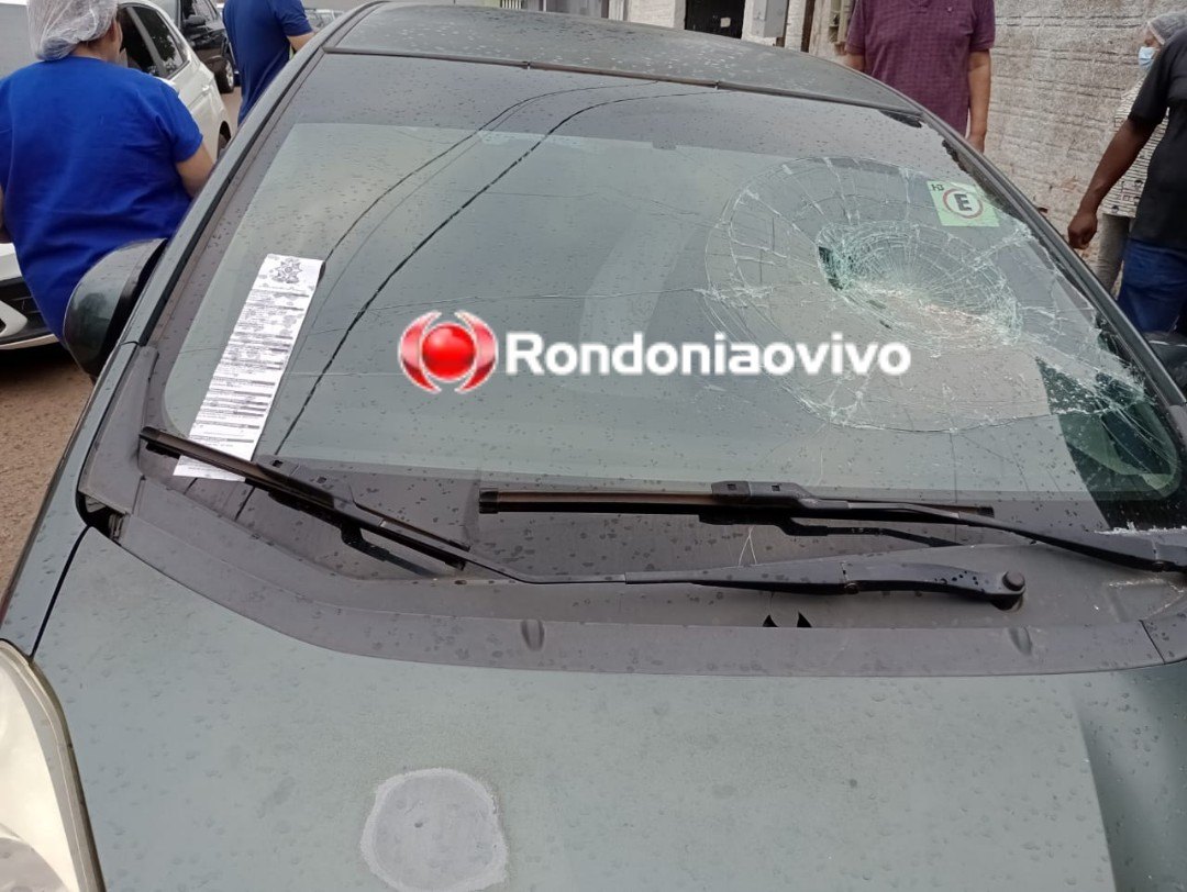 PERIGO: Homem ataca de novo e destrói veículos a pedradas ao lado de hospital 