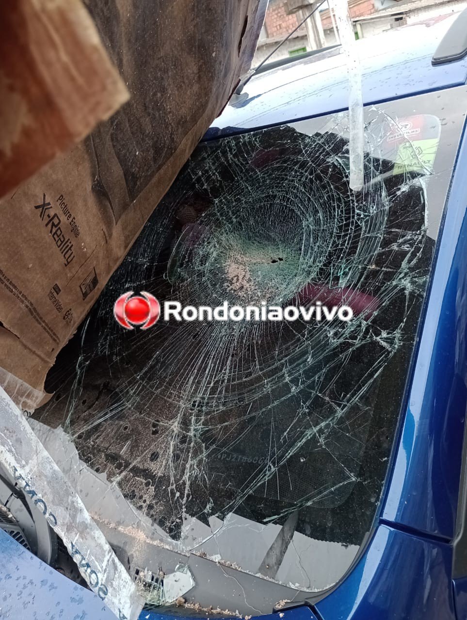 PERIGO: Homem ataca de novo e destrói veículos a pedradas ao lado de hospital 