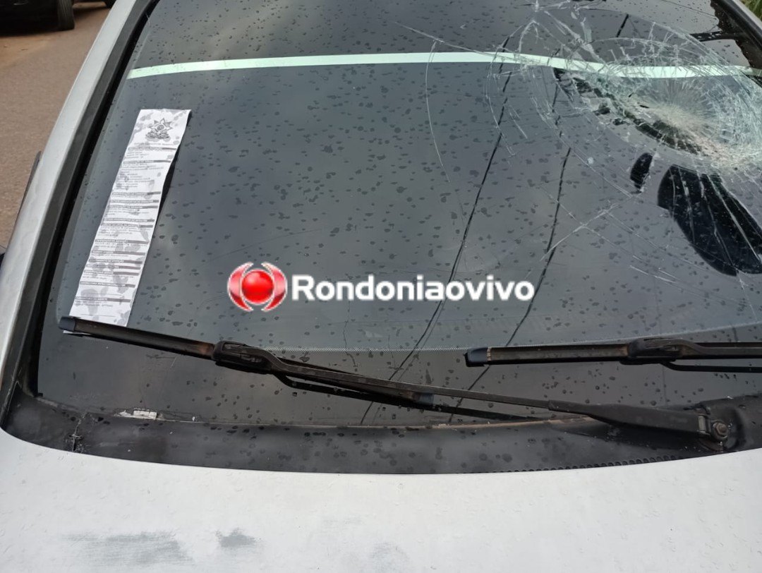 PERIGO: Homem ataca de novo e destrói veículos a pedradas ao lado de hospital 