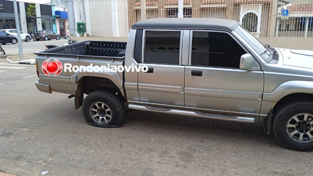 NO SEMÁFORO: Motociclista fica inconsciente após grave batida em caminhonete 