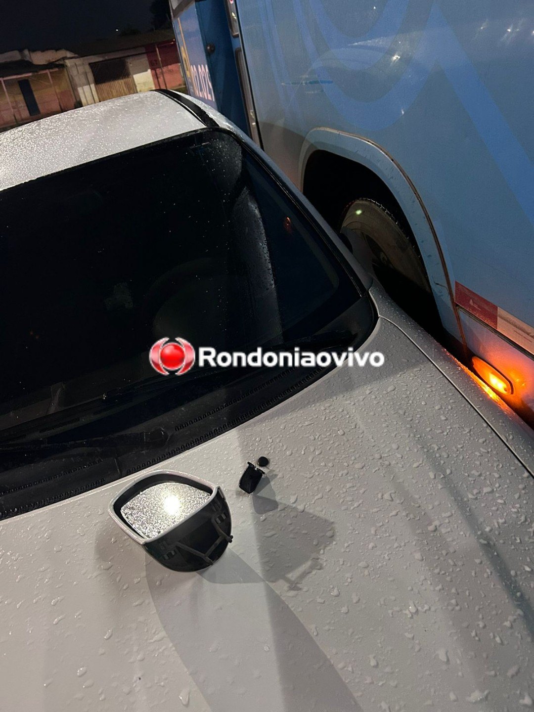 TRÂNSITO: Ônibus colide em carro estacionado e Polícia Militar é acionada 