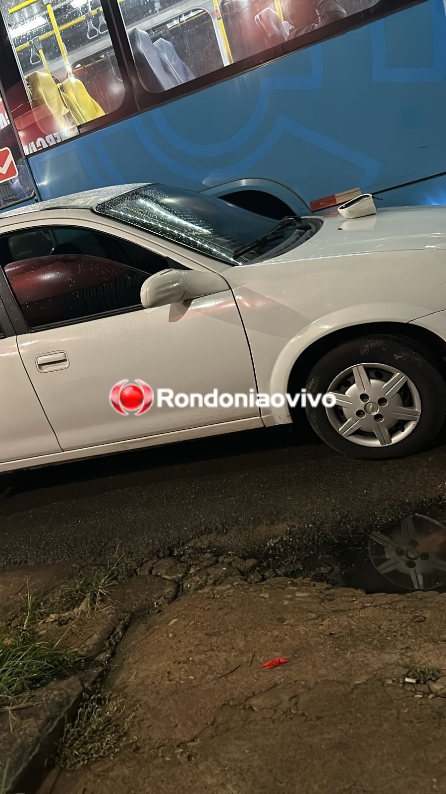 TRÂNSITO: Ônibus colide em carro estacionado e Polícia Militar é acionada 