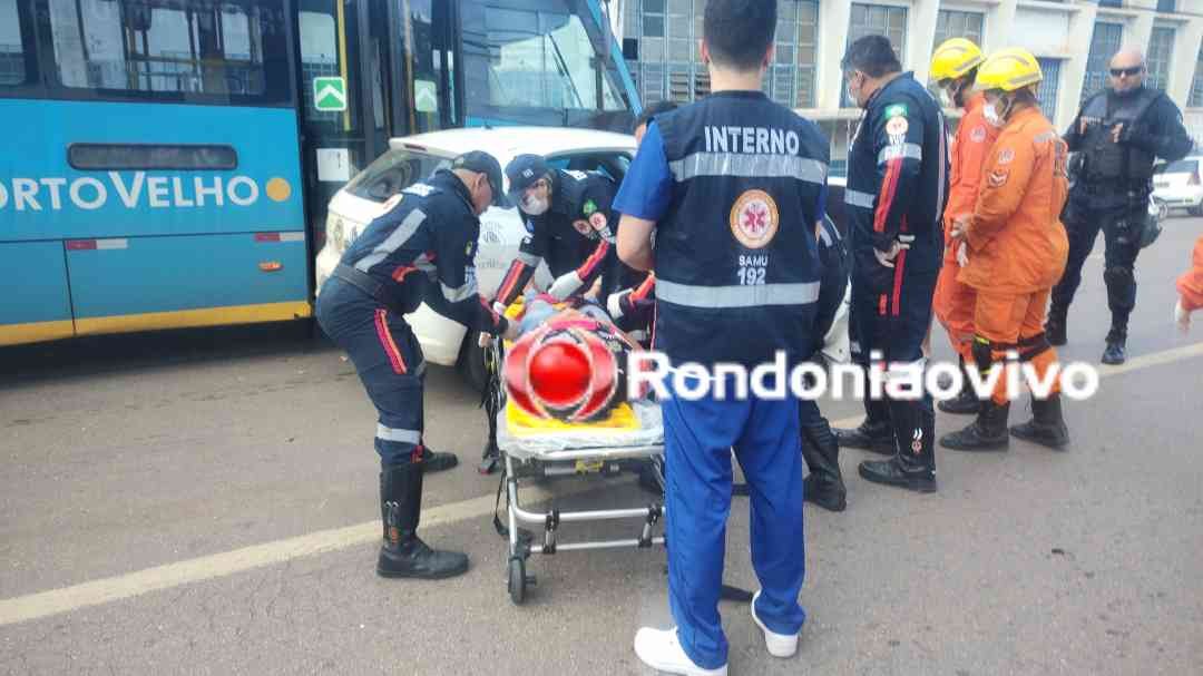 VÍDEO: Carro de aplicativo é arrastado por ônibus e dois ficam gravemente feridos
