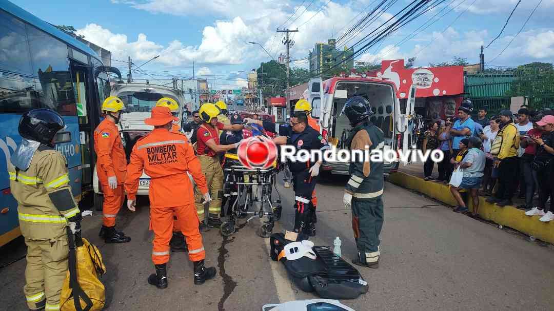 VÍDEO: Carro de aplicativo é arrastado por ônibus e dois ficam gravemente feridos