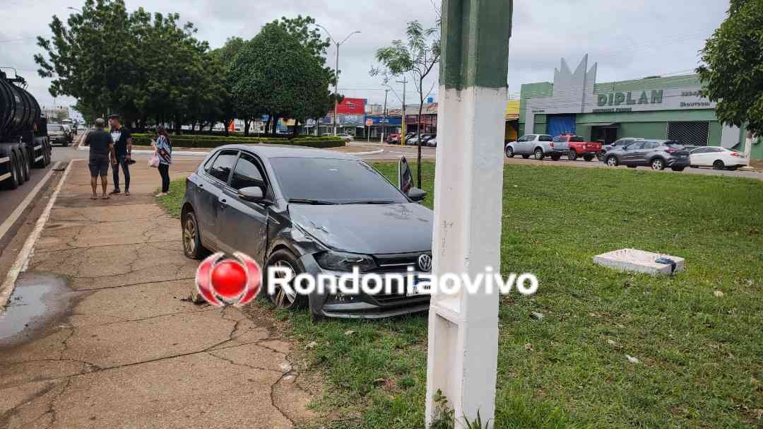 IDOSO FERIDO: Carro sobe canteiro central após grave batida na Jorge Teixeira