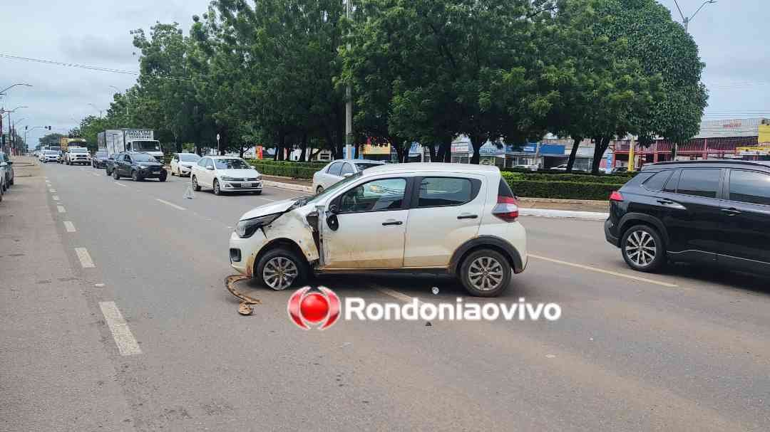 IDOSO FERIDO: Carro sobe canteiro central após grave batida na Jorge Teixeira