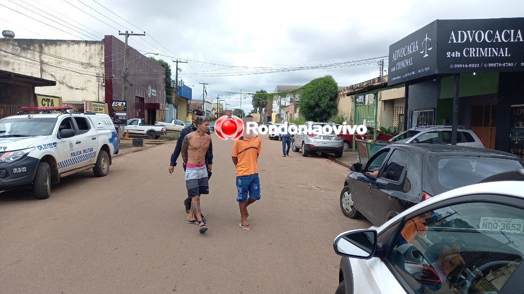 DENÚNCIA ANÔNIMA: Três são flagrados em boca de fumo com arma, droga e moto roubada