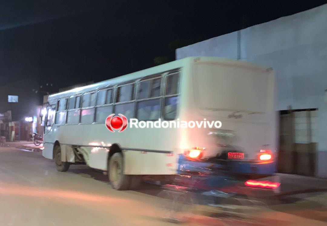 FORTE COLISÃO: Motorista foge após atropelar mulher e se choca em ônibus