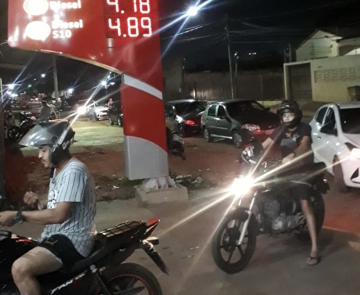 PÂNICO: Postos de combustíveis de Porto Velho ficam lotados após bloqueios na BR-364 em RO
