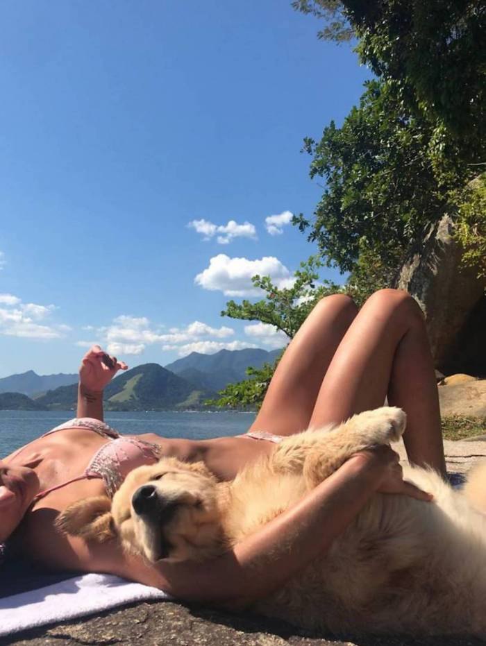 Bruna Marquezine mostra mais fotos na praia e curte vídeo de Sonza com Neymar