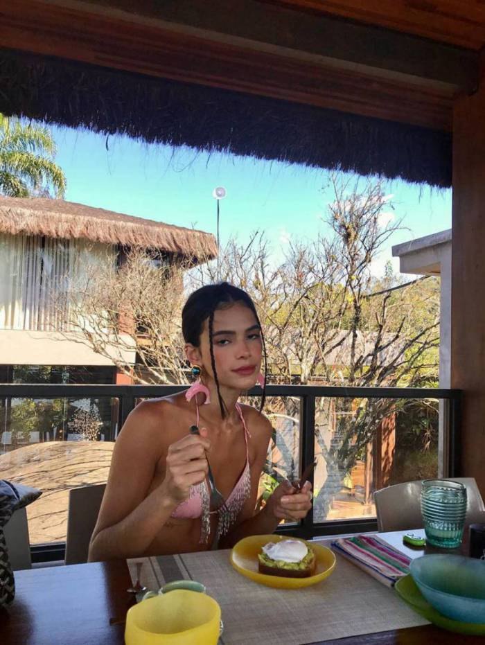 Bruna Marquezine mostra mais fotos na praia e curte vídeo de Sonza com Neymar