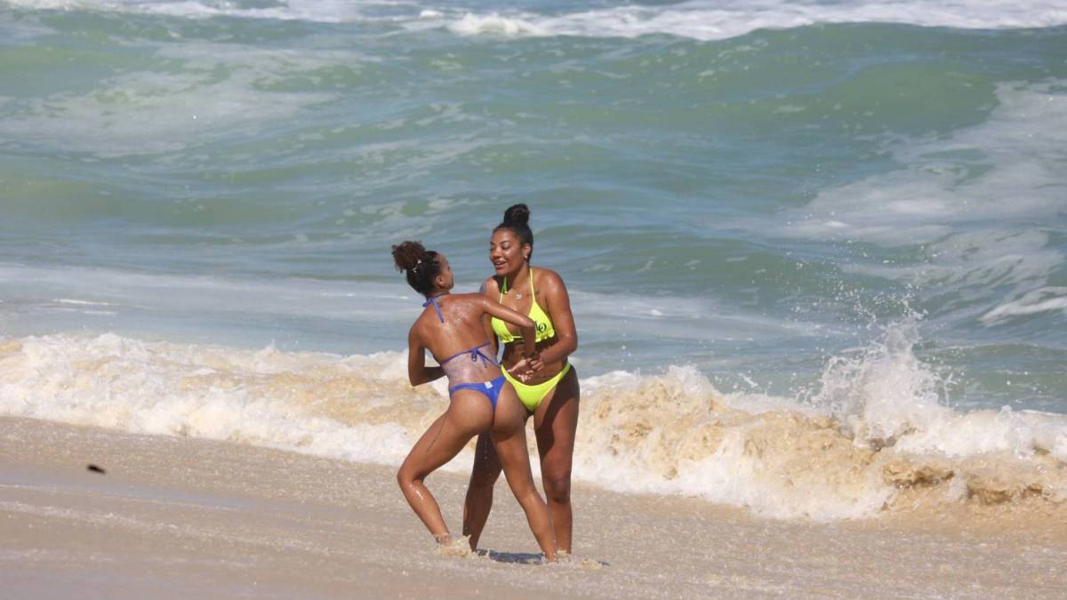 Ludmilla curte dia de praia com a mulher; fotos