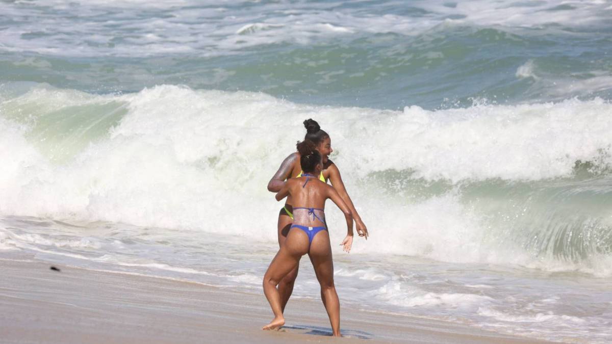 Ludmilla curte dia de praia com a mulher; fotos