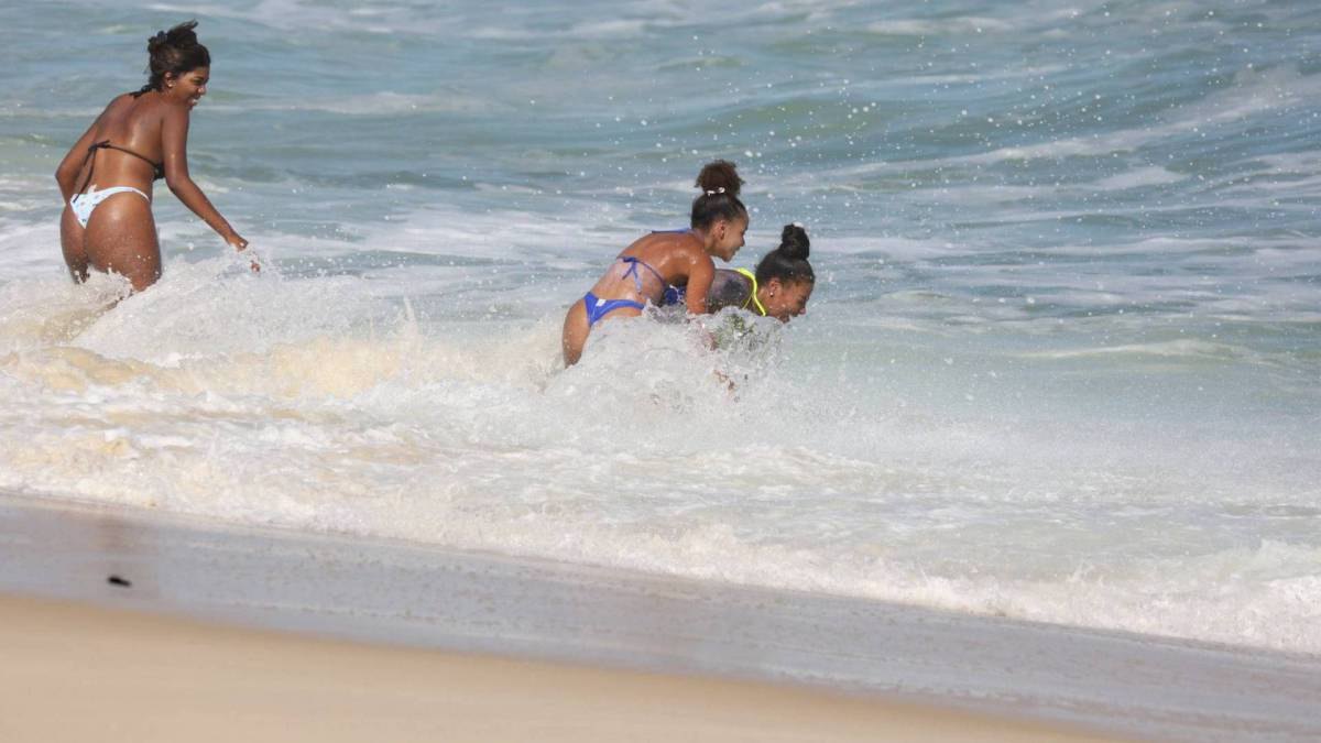 Ludmilla curte dia de praia com a mulher; fotos