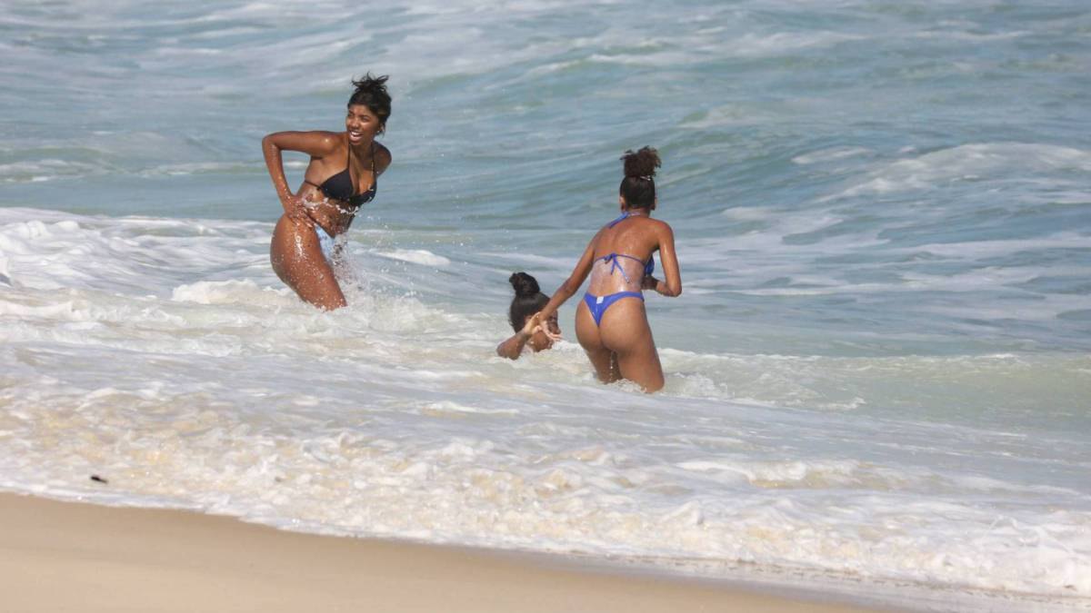 Ludmilla curte dia de praia com a mulher; fotos
