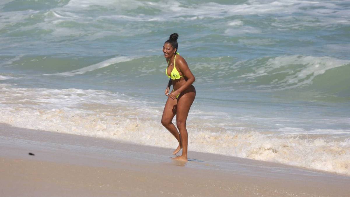 Ludmilla curte dia de praia com a mulher; fotos