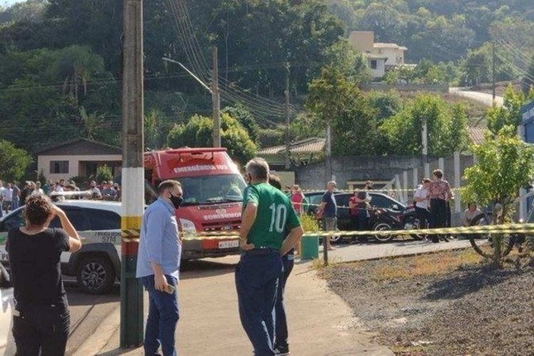 ATAQUE: Adolescente com facão invade escola e mata três alunos e uma professora