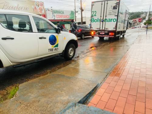 POLÍCIA MILITAR: Justiça Eleitoral acompanha abordagem de caminhão com propaganda política