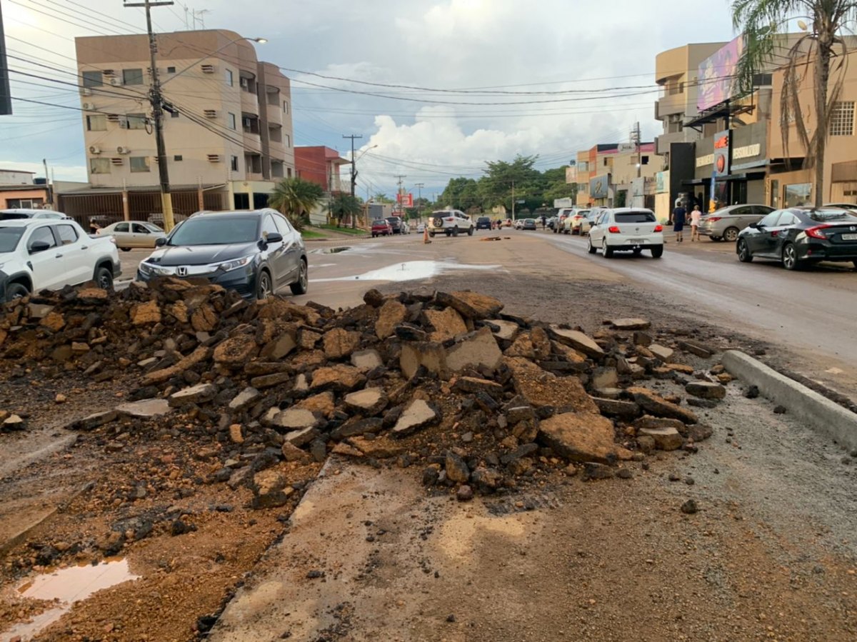 DESPERDÍCIO: Prefeitura recapeia rua, mas retira asfalto para construir ciclovia que já era do projeto