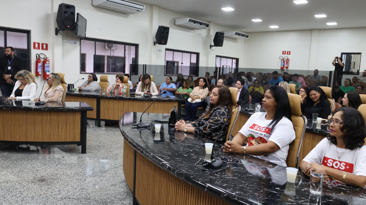 EDWILSON NEGREIROS: Vereador homenageia voluntários SOS RS e equipe do programa Faculdade da Prefeitura