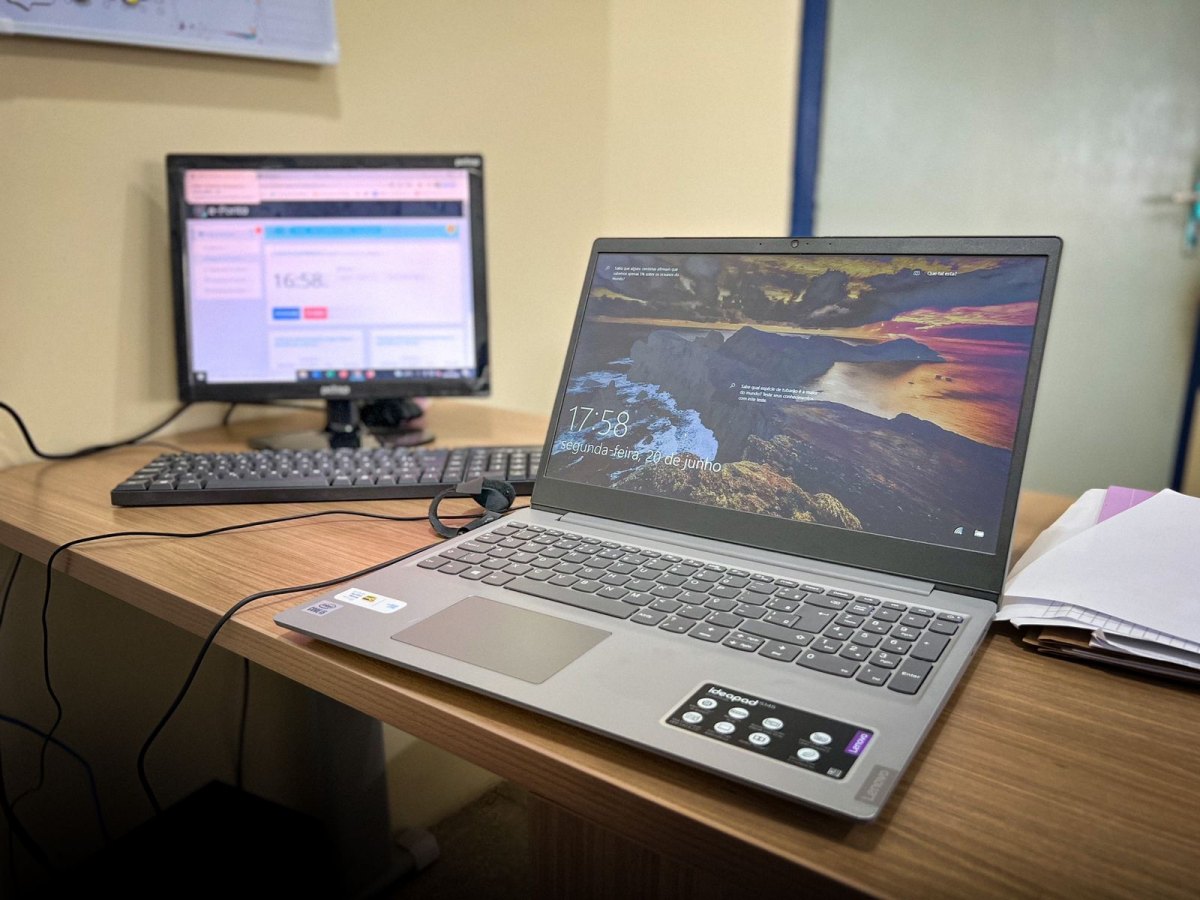 RECURSOS: Deputados realizam entrega de equipamentos em escola da capital