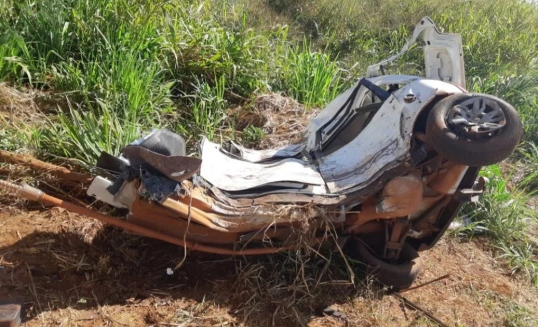 IMPRESSIONANTE: Homem morre após carro partir ao meio em colisão contra árvore