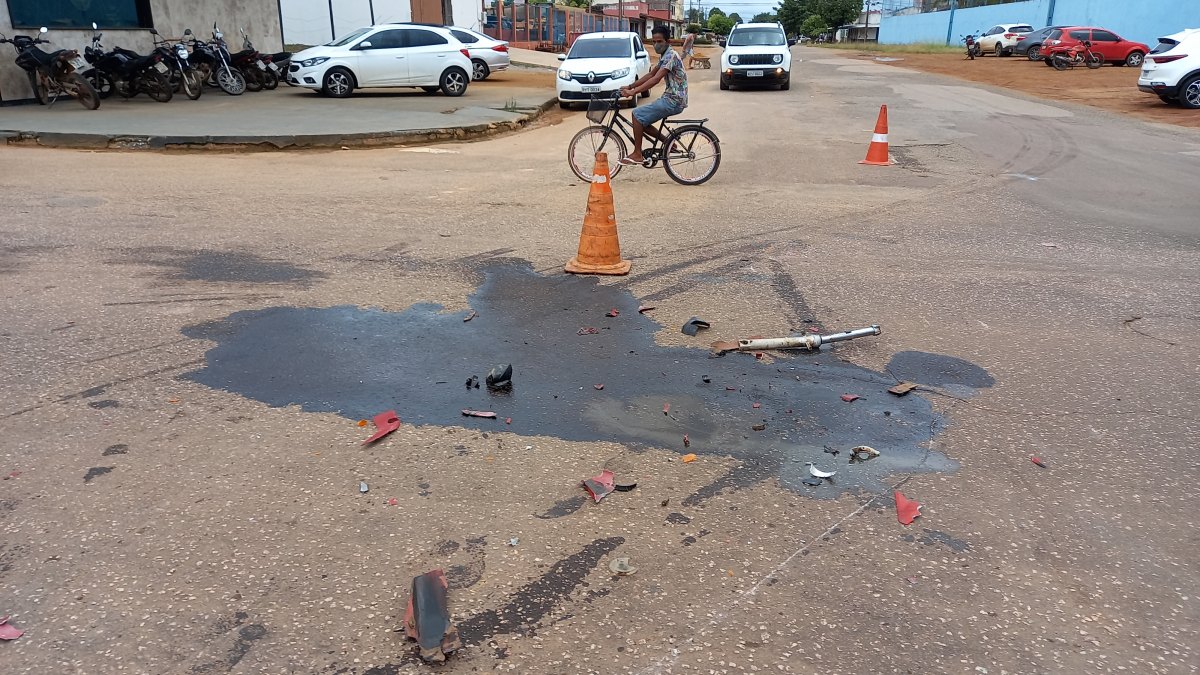 VEJA O VÍDEO: Motociclista fica em estado grave após colisão com Hilux na Calama