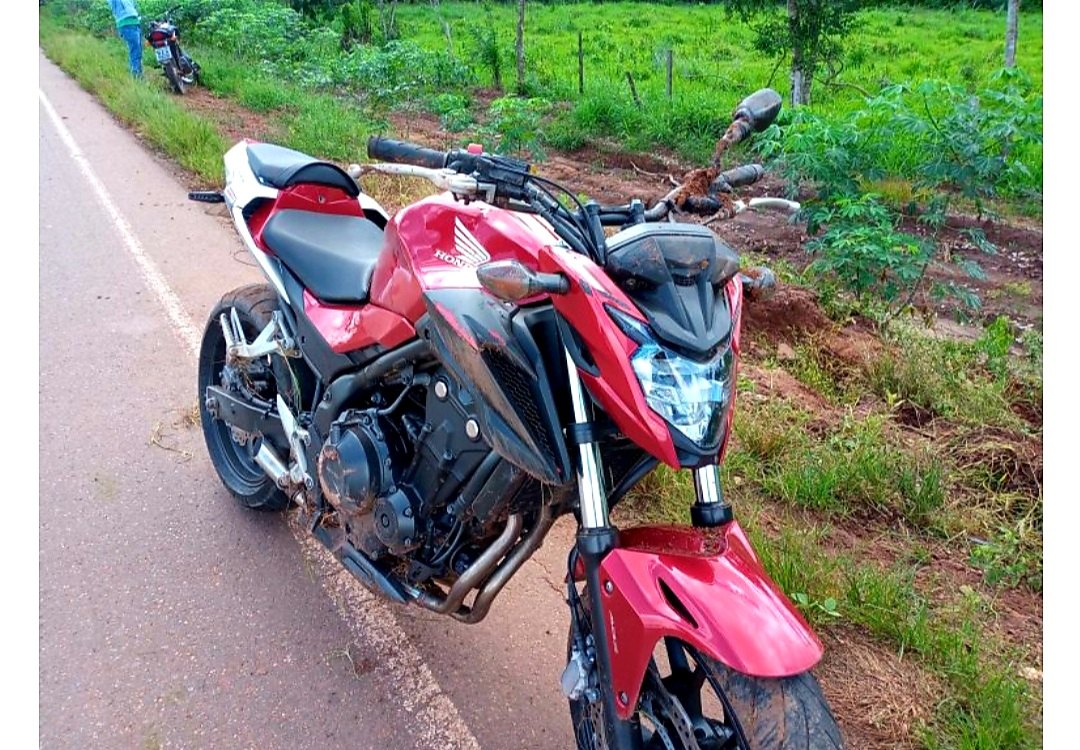 MAIS UM: Piloto de motocicleta de alta cilindrada se envolve em grave acidente