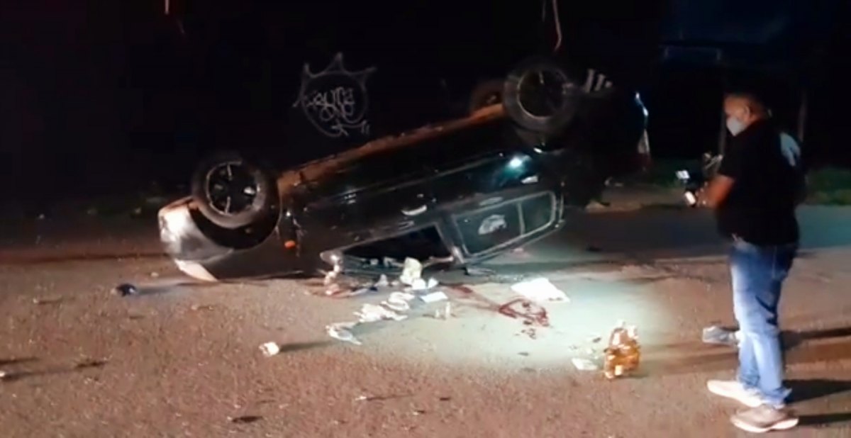 FATAL: Passageiro tem cabeça prensada e morre após carro atropelar motoboy e capotar 
