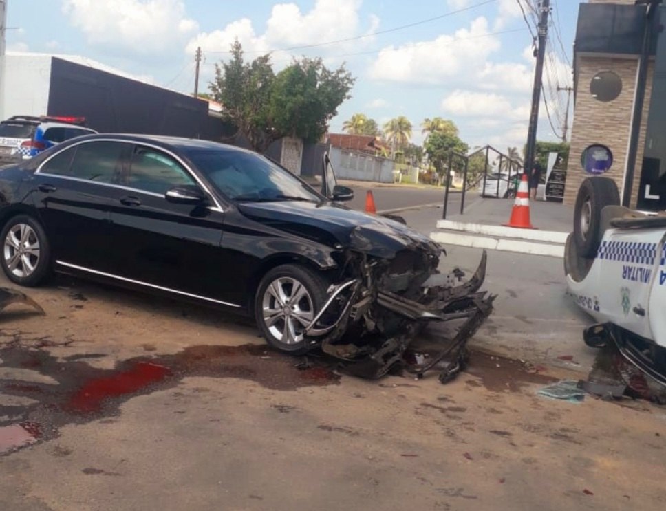 POLICIAL FERIDO: Viatura da PM capota após colisão com carro de luxo