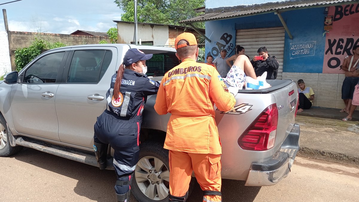 VÍDEO: Motociclista vai parar em carroceria de Hilux após grave acidente