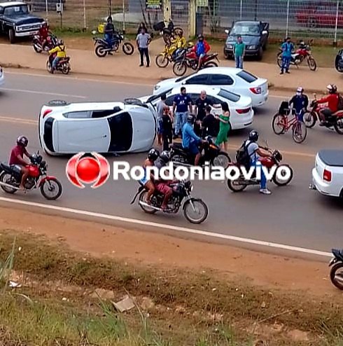 BRIGA DE TRÂNSITO: Carro capota após colisão proposital na Rua da Beira em Porto Velho