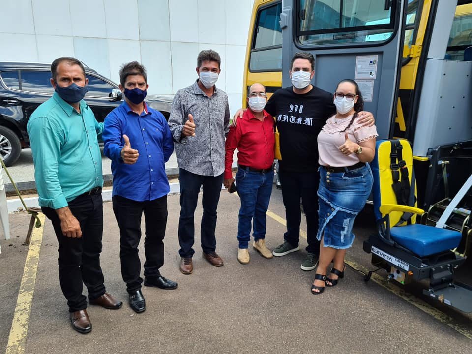 RONDÔNIA:  Deputado Leo Moraes participa de entrega de ônibus escolares para municípios