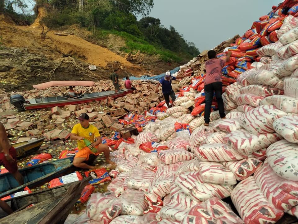 VÍDEO: Balsa carregada de alimentos vira no rio Madeira 