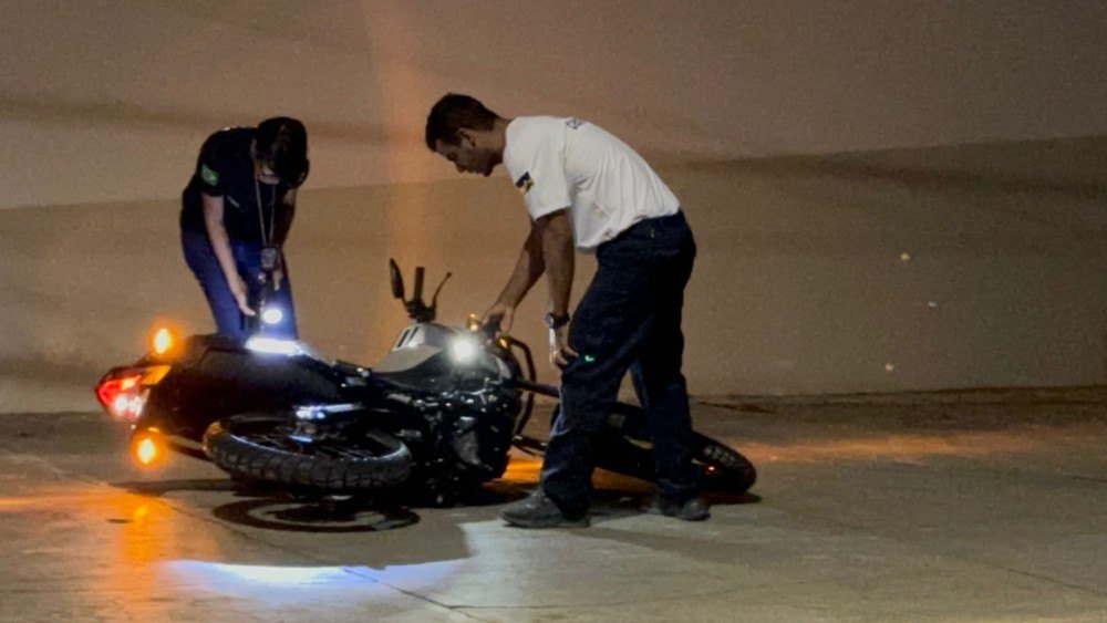 VÍDEO: 7 Criminosos invadem concessionária e fogem levando várias motos