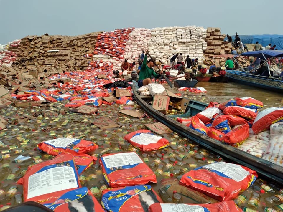 VÍDEO: Balsa carregada de alimentos vira no rio Madeira 