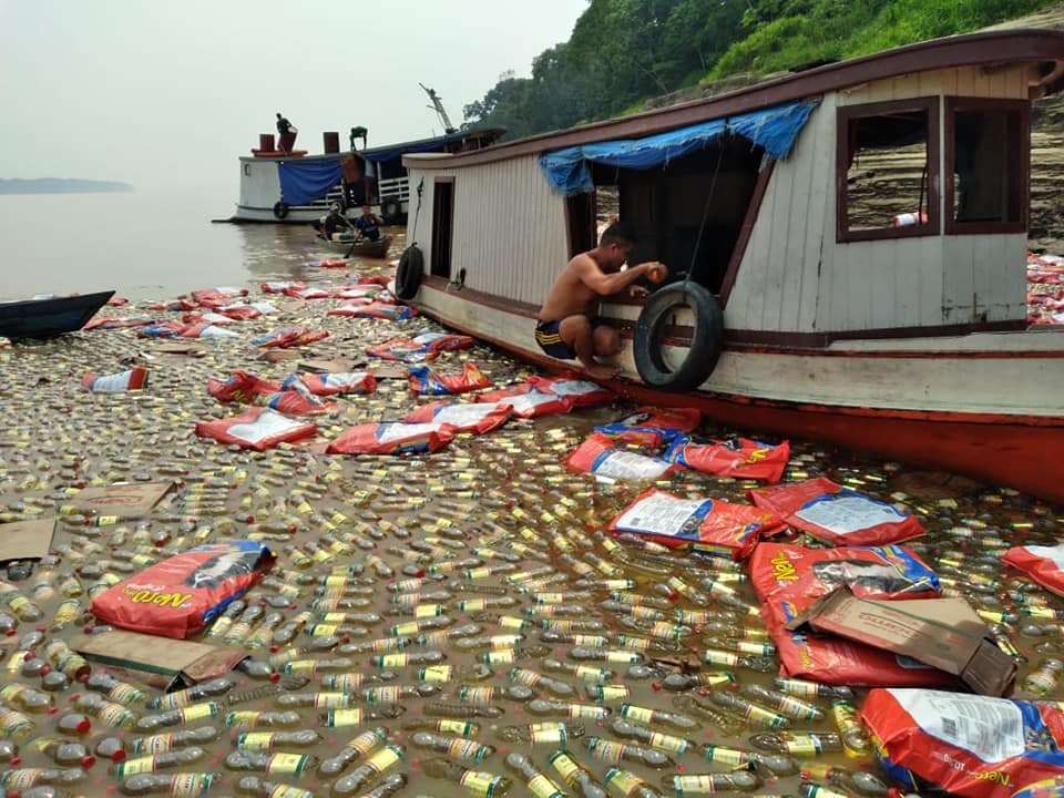 VÍDEO: Balsa carregada de alimentos vira no rio Madeira 