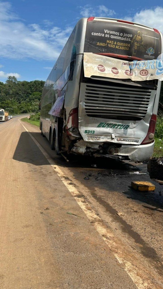 CURVA DA MORTE: Ônibus com 28 passageiros é atingido por caminhão na BR-364