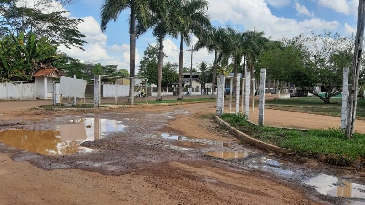 JARU: Produtores de leite fazem manifestação em frente a laticínio por falta de pagamento