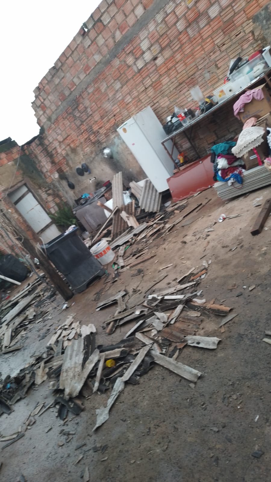 PERDERAM TUDO: Família tem casa destelhada por temporal e pede ajuda