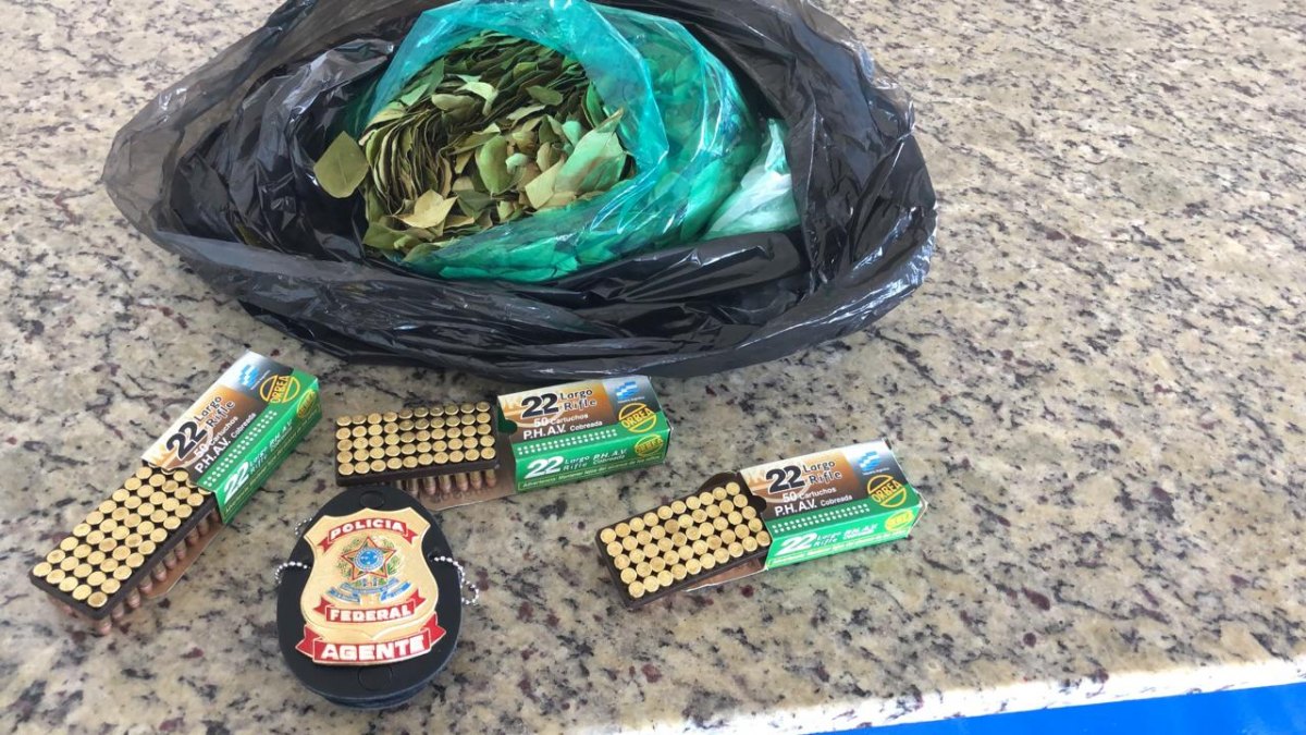 RIO MAMORÉ:PF flagra embarcação com produtos contrabandeados e sacola com folhas de coca 