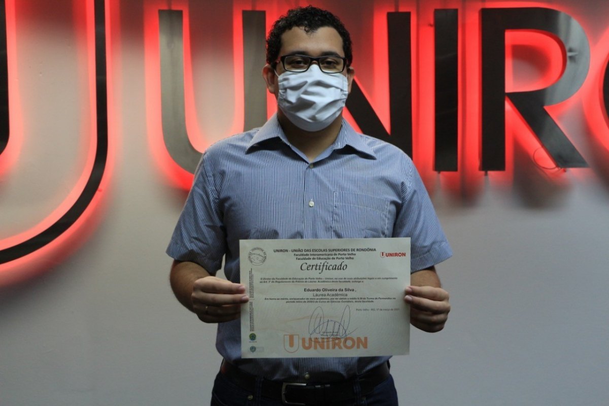 Uniron concede Prêmio de Láurea Acadêmica a formandos, durante colação de grau