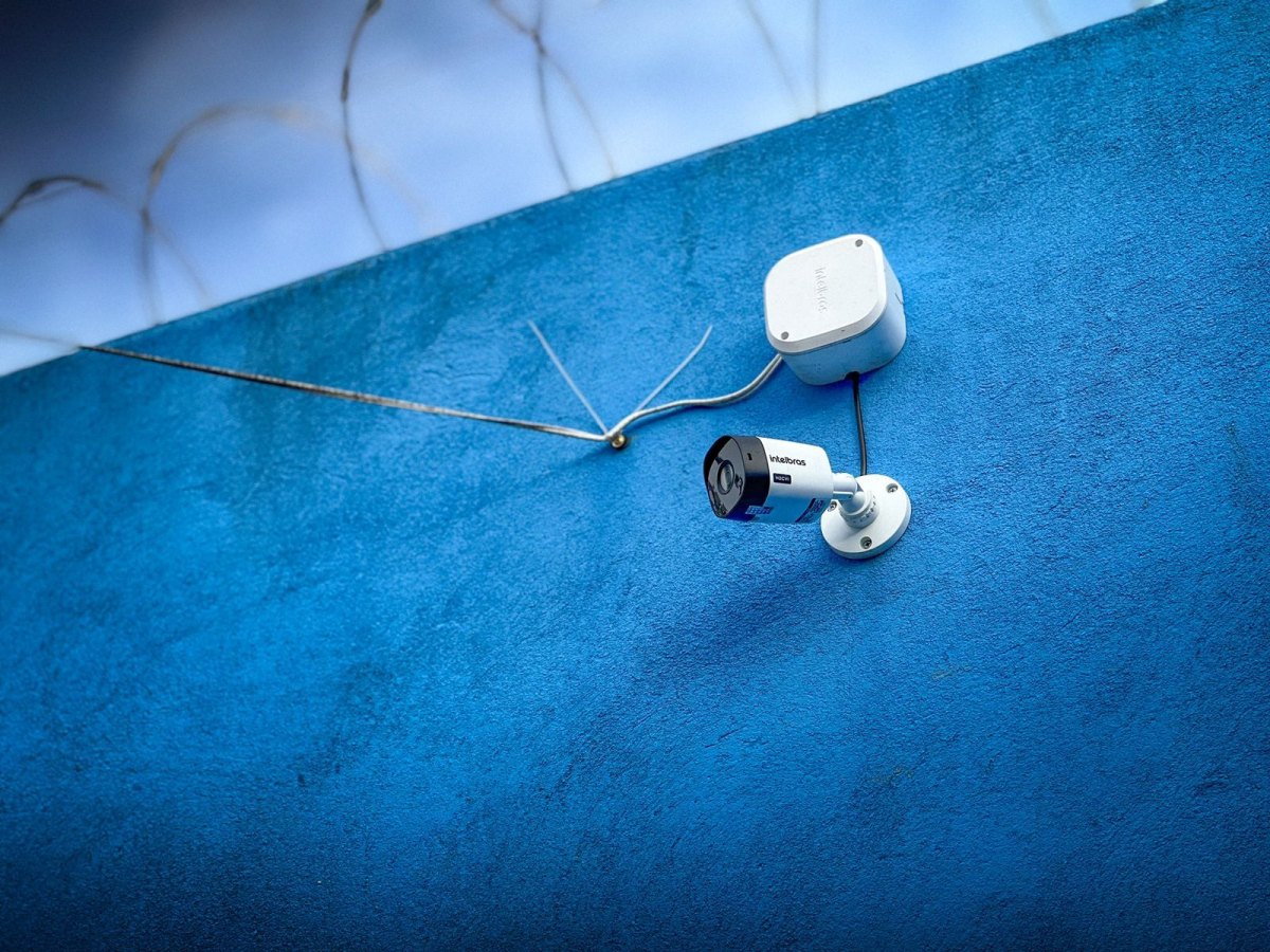 RECURSOS: Deputados realizam entrega de equipamentos em escola da capital