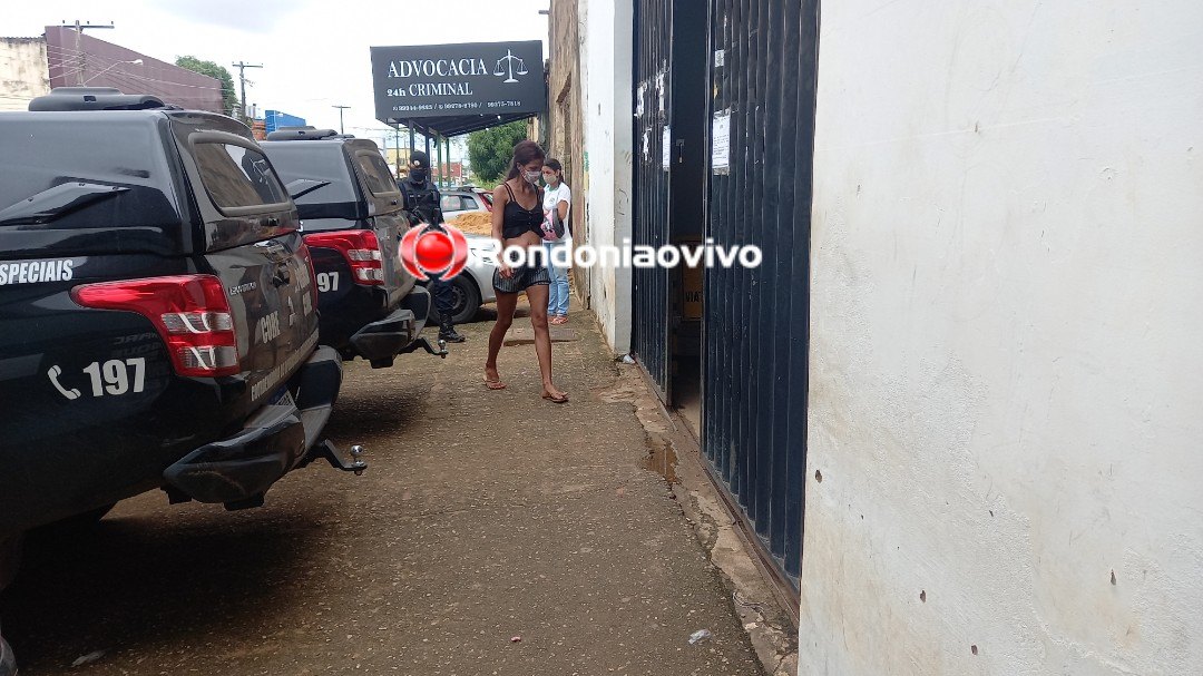 DENÚNCIA ANÔNIMA: Três são flagrados em boca de fumo com arma, droga e moto roubada