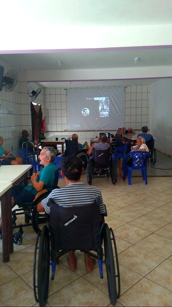 'CONECTANDO GERAÇÕES': Maple Bear incentiva solidariedade de jovens e inclusão digital de idosos